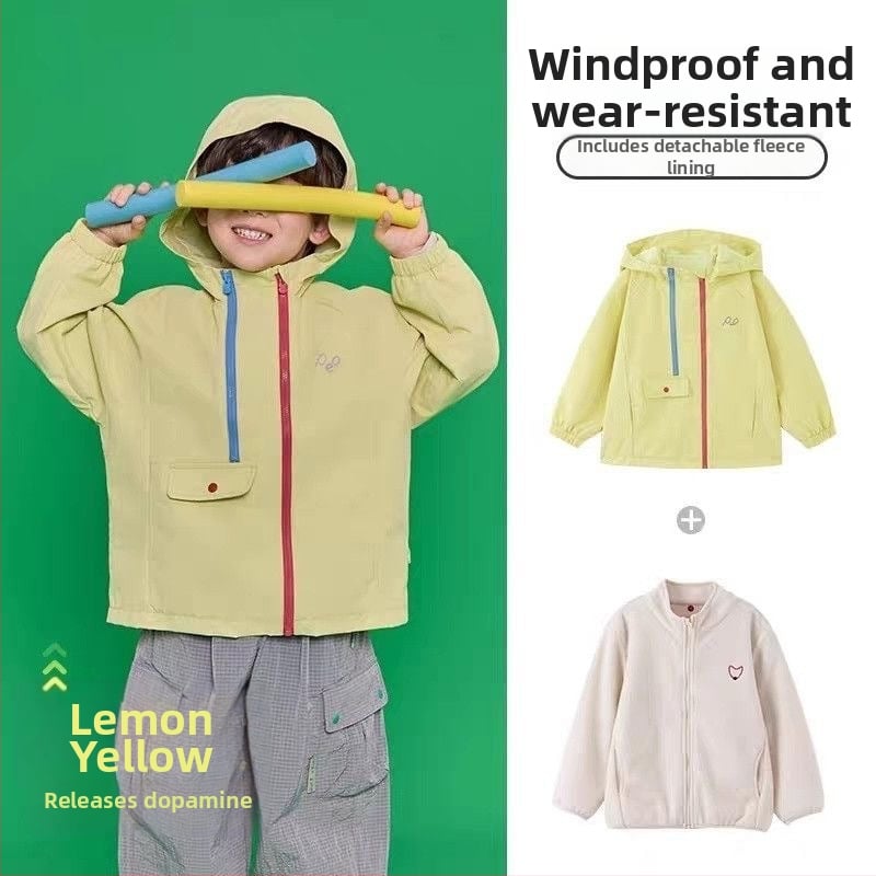 Vaikų vandeniui atspari striukė su gobtuvu, dviejų dalių komplektas – nailoninis audinys su PU danga ir nuimama polar fleece vidinė apdaila; atsparumas vandeniui 1500 mm; tinkama 3–4 metų vaikams