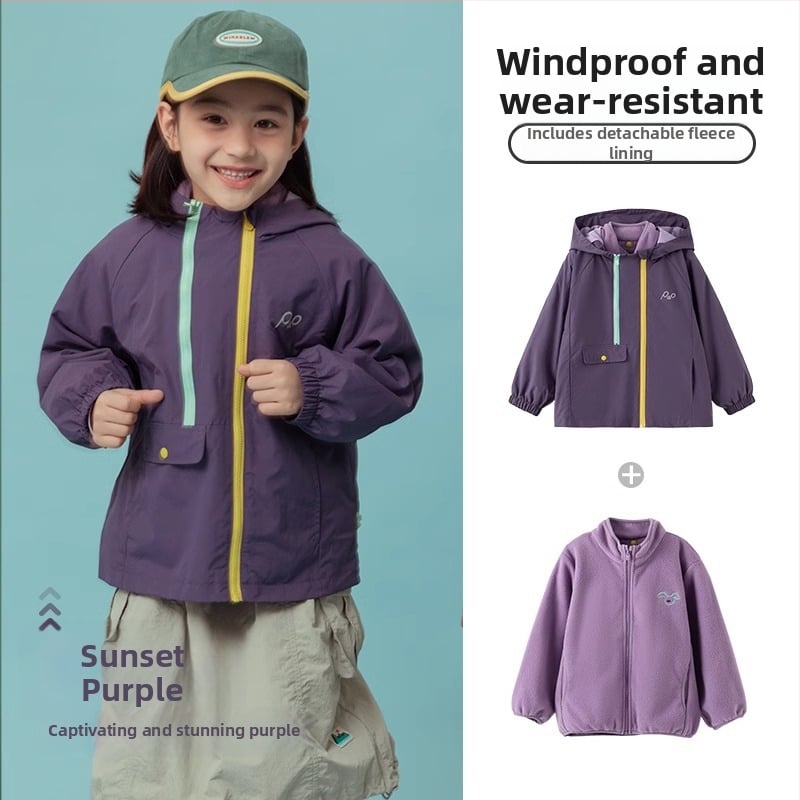 Vaikų vandeniui atspari striukė su gobtuvu, dviejų dalių komplektas – nailoninis audinys su PU danga ir nuimama polar fleece vidinė apdaila; atsparumas vandeniui 1500 mm; tinkama 3–4 metų vaikams