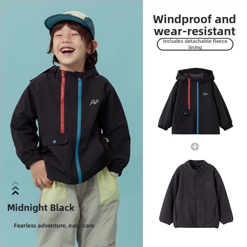 Vaikų vandeniui atspari striukė su gobtuvu, dviejų dalių komplektas – nailoninis audinys su PU danga ir nuimama polar fleece vidinė apdaila; atsparumas vandeniui 1500 mm; tinkama 3–4 metų vaikams