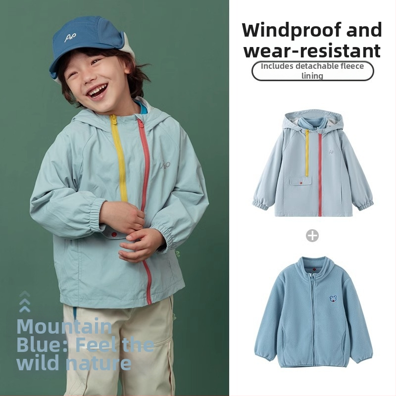 Vaikų vandeniui atspari striukė su gobtuvu, dviejų dalių komplektas – nailoninis audinys su PU danga ir nuimama polar fleece vidinė apdaila; atsparumas vandeniui 1500 mm; tinkama 3–4 metų vaikams