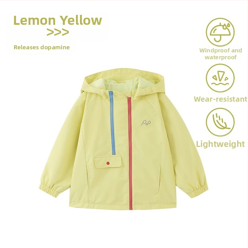 Vaikų vandeniui atspari striukė su gobtuvu, dviejų dalių komplektas – nailoninis audinys su PU danga ir nuimama polar fleece vidinė apdaila; atsparumas vandeniui 1500 mm; tinkama 3–4 metų vaikams