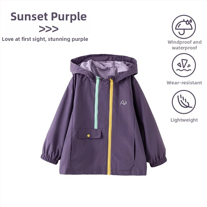 Vaikų vandeniui atspari striukė su gobtuvu, dviejų dalių komplektas – nailoninis audinys su PU danga ir nuimama polar fleece vidinė apdaila; atsparumas vandeniui 1500 mm; tinkama 3–4 metų vaikams