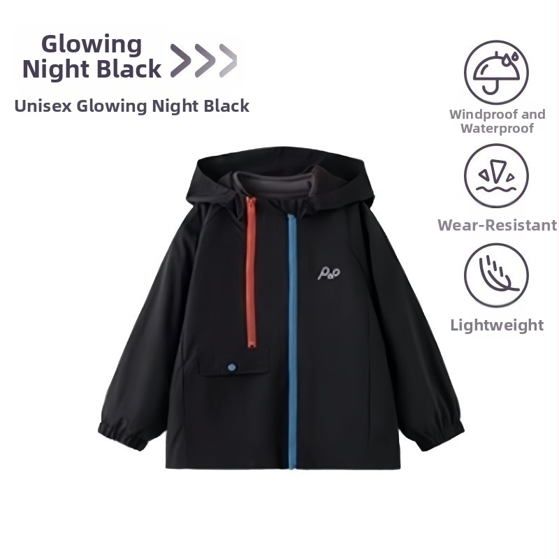 Vaikų vandeniui atspari striukė su gobtuvu, dviejų dalių komplektas – nailoninis audinys su PU danga ir nuimama polar fleece vidinė apdaila; atsparumas vandeniui 1500 mm; tinkama 3–4 metų vaikams