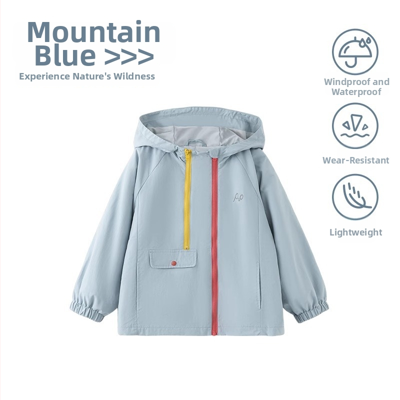 Vaikų vandeniui atspari striukė su gobtuvu, dviejų dalių komplektas – nailoninis audinys su PU danga ir nuimama polar fleece vidinė apdaila; atsparumas vandeniui 1500 mm; tinkama 3–4 metų vaikams