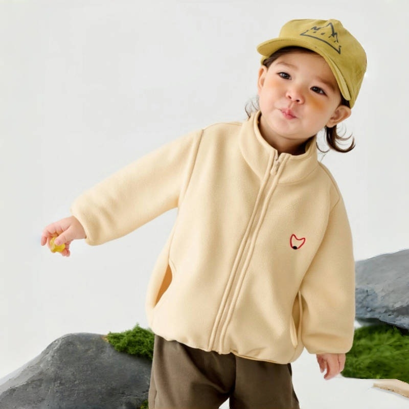 Vaikų vandeniui atspari striukė su gobtuvu, dviejų dalių komplektas – nailoninis audinys su PU danga ir nuimama polar fleece vidinė apdaila; atsparumas vandeniui 1500 mm; tinkama 3–4 metų vaikams