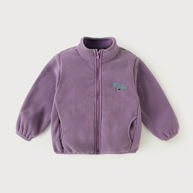 Vaikų vandeniui atspari striukė su gobtuvu, dviejų dalių komplektas – nailoninis audinys su PU danga ir nuimama polar fleece vidinė apdaila; atsparumas vandeniui 1500 mm; tinkama 3–4 metų vaikams