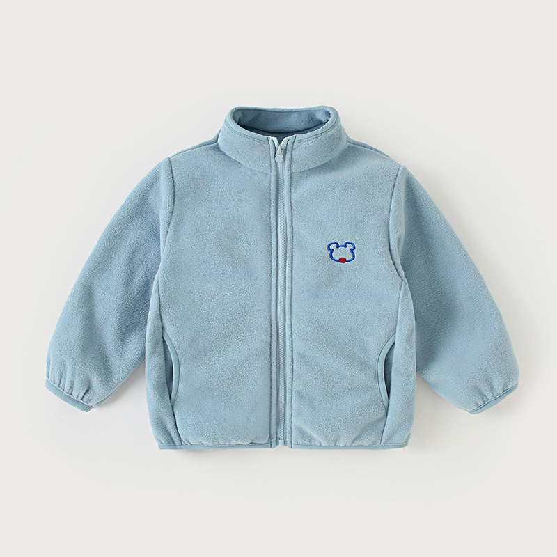 Vaikų vandeniui atspari striukė su gobtuvu, dviejų dalių komplektas – nailoninis audinys su PU danga ir nuimama polar fleece vidinė apdaila; atsparumas vandeniui 1500 mm; tinkama 3–4 metų vaikams