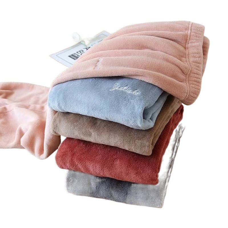 Pidzama hlače od koralnog pliša, podstavljene i debele zimi, opuštena silueta, dužina 120 cm, unisex