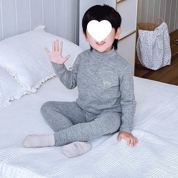 Középmagasságú galléros gyerek termikus felső- és alsóruha készlet fiúknak és lányoknak