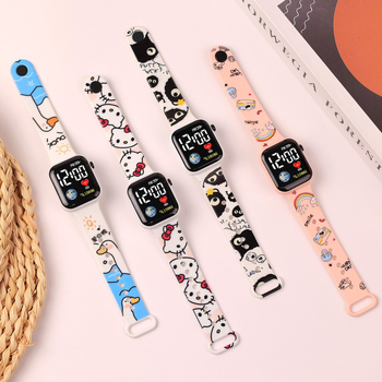 Rokas pulkstenis ar elektronisko kustību un ciparu displeju, karikatūras druka ar sirsniņas formu kvadrāta Zemes motīvā, plastmasas korpuss un siksna (Kustība: Elektroniska; Displejs: Skaitļi; Forma: Kvadrāts; Korpuss: Plastmasas; Siksna: Plastmasas)