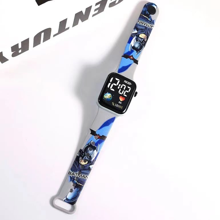 Rokas pulkstenis ar elektronisko kustību un ciparu displeju, karikatūras druka ar sirsniņas formu kvadrāta Zemes motīvā, plastmasas korpuss un siksna (Kustība: Elektroniska; Displejs: Skaitļi; Forma: Kvadrāts; Korpuss: Plastmasas; Siksna: Plastmasas)