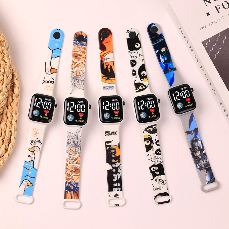 Rokas pulkstenis ar elektronisko kustību un ciparu displeju, karikatūras druka ar sirsniņas formu kvadrāta Zemes motīvā, plastmasas korpuss un siksna (Kustība: Elektroniska; Displejs: Skaitļi; Forma: Kvadrāts; Korpuss: Plastmasas; Siksna: Plastmasas)