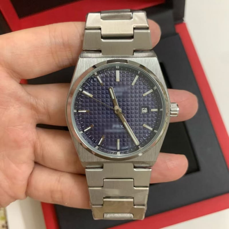 Kvarc karóra japán mozgással, naptár, 50 m vízálló, rozsdamentes acél tokkal és szíjjal, bevonatos üveg