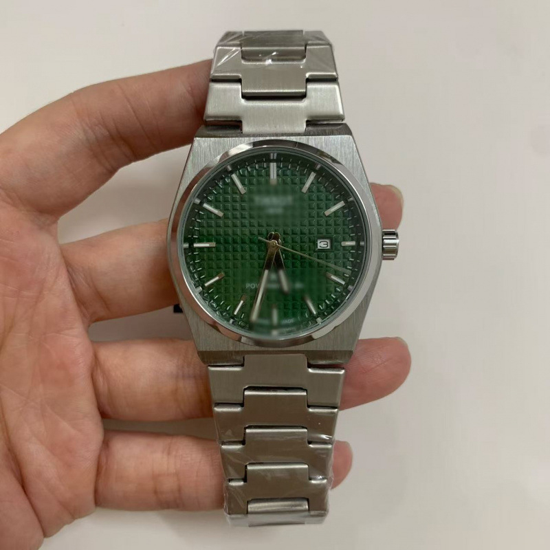 Kvarc karóra japán mozgással, naptár, 50 m vízálló, rozsdamentes acél tokkal és szíjjal, bevonatos üveg