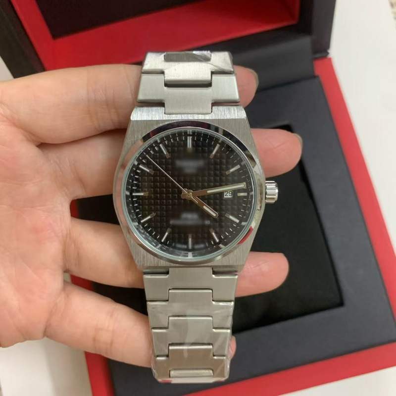 Kvarc karóra japán mozgással, naptár, 50 m vízálló, rozsdamentes acél tokkal és szíjjal, bevonatos üveg