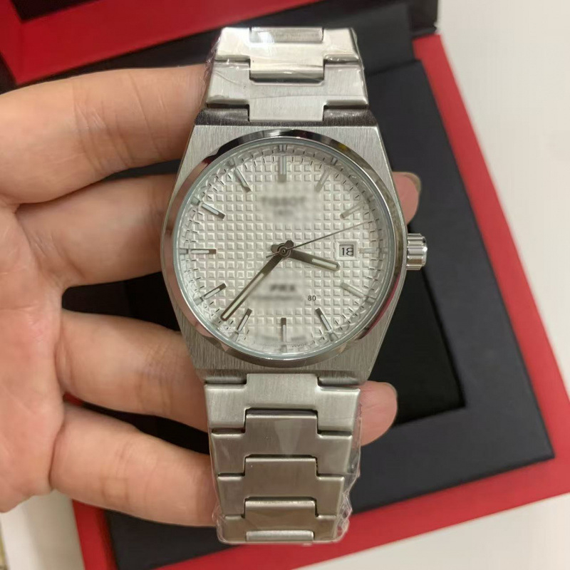 Kvarc karóra japán mozgással, naptár, 50 m vízálló, rozsdamentes acél tokkal és szíjjal, bevonatos üveg