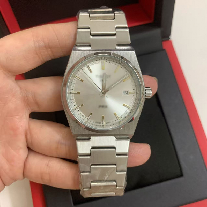 Kvarc karóra japán mozgással, naptár, 50 m vízálló, rozsdamentes acél tokkal és szíjjal, bevonatos üveg