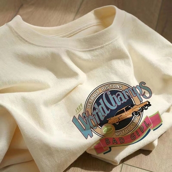 Kokvilnas T-krekls ar īsām piedurknēm, burtiem drukāts, apaļš kakls, brīvs piegriezums (95%+ kokvilna; drukāšana; burti/teksti; parasta garums)