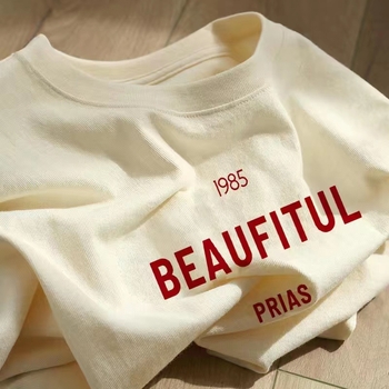 Kokvilnas T-krekls ar īsām piedurknēm, burtiem drukāts, apaļš kakls, brīvs piegriezums (95%+ kokvilna; drukāšana; burti/teksti; parasta garums)