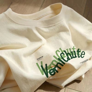 Kokvilnas T-krekls ar īsām piedurknēm, burtiem drukāts, apaļš kakls, brīvs piegriezums (95%+ kokvilna; drukāšana; burti/teksti; parasta garums)