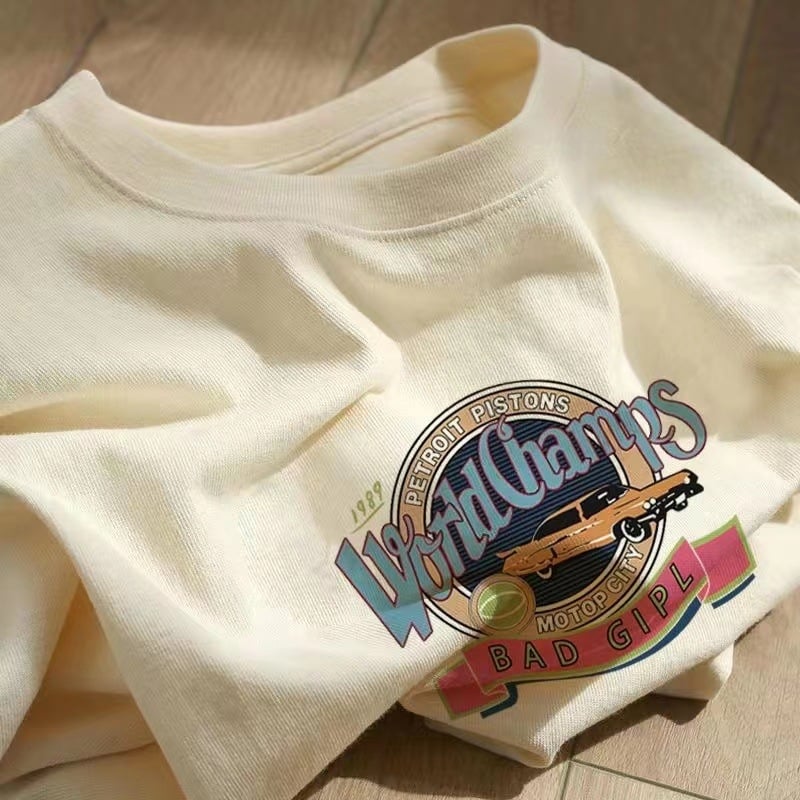 Kokvilnas T-krekls ar īsām piedurknēm, burtiem drukāts, apaļš kakls, brīvs piegriezums (95%+ kokvilna; drukāšana; burti/teksti; parasta garums)