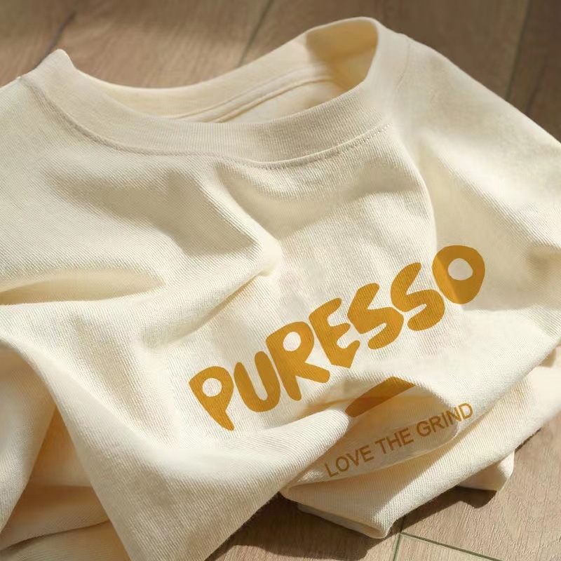 Kokvilnas T-krekls ar īsām piedurknēm, burtiem drukāts, apaļš kakls, brīvs piegriezums (95%+ kokvilna; drukāšana; burti/teksti; parasta garums)