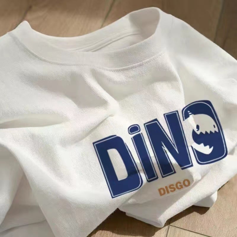 Kokvilnas T-krekls ar īsām piedurknēm, burtiem drukāts, apaļš kakls, brīvs piegriezums (95%+ kokvilna; drukāšana; burti/teksti; parasta garums)