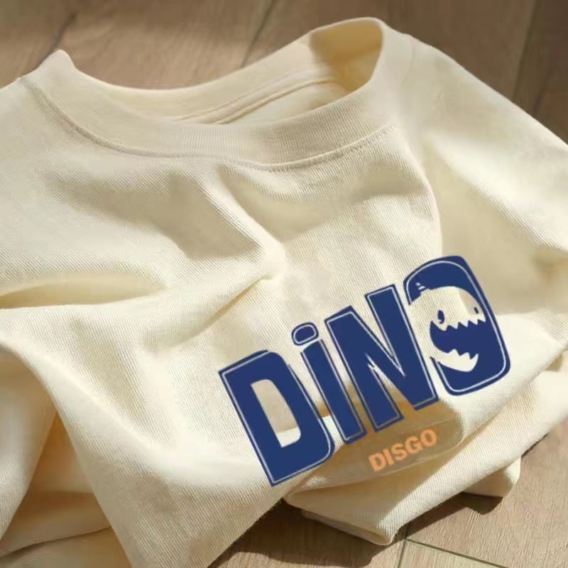 Kokvilnas T-krekls ar īsām piedurknēm, burtiem drukāts, apaļš kakls, brīvs piegriezums (95%+ kokvilna; drukāšana; burti/teksti; parasta garums)