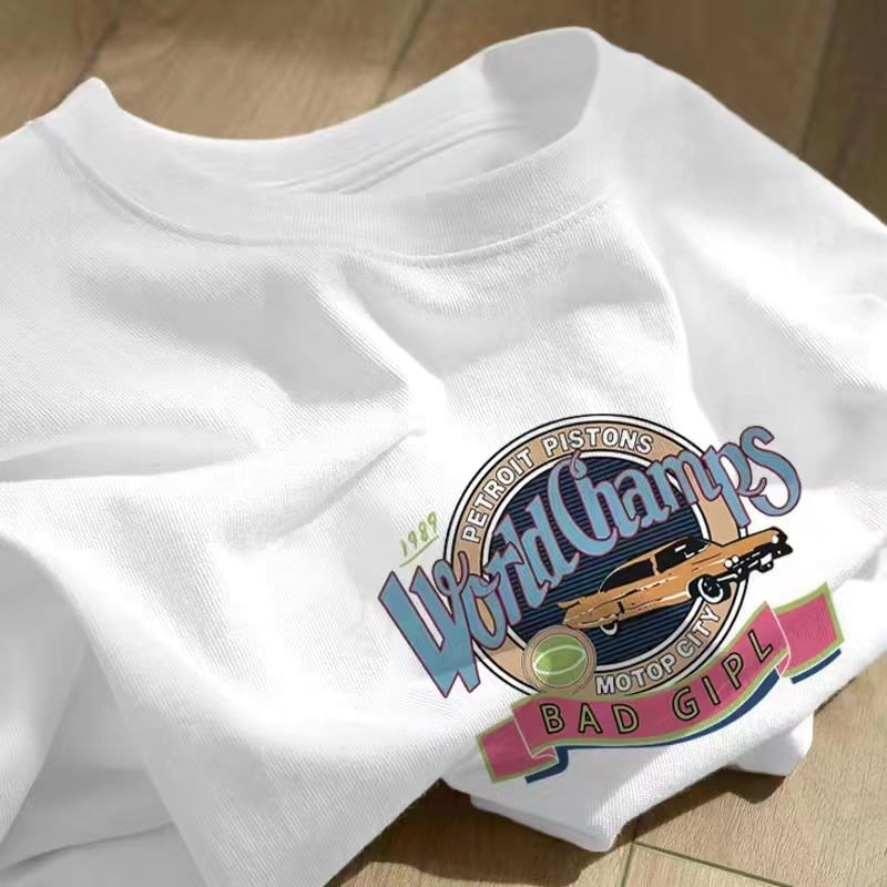 Kokvilnas T-krekls ar īsām piedurknēm, burtiem drukāts, apaļš kakls, brīvs piegriezums (95%+ kokvilna; drukāšana; burti/teksti; parasta garums)