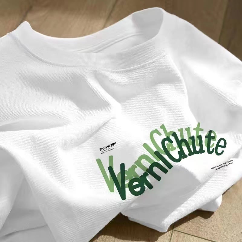 Kokvilnas T-krekls ar īsām piedurknēm, burtiem drukāts, apaļš kakls, brīvs piegriezums (95%+ kokvilna; drukāšana; burti/teksti; parasta garums)