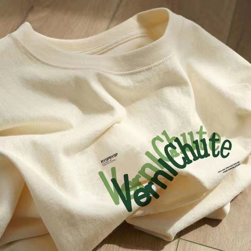 Kokvilnas T-krekls ar īsām piedurknēm, burtiem drukāts, apaļš kakls, brīvs piegriezums (95%+ kokvilna; drukāšana; burti/teksti; parasta garums)