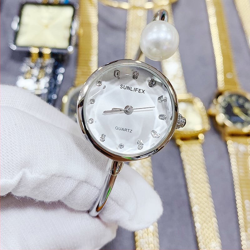 SUNLIFEX Sieviešu pulkstenis ar pērļu rokassprādzi, taisnstūra ciparnīca, kvarca mehānisms, ūdensizturība 10 m, modelis Slf250610002