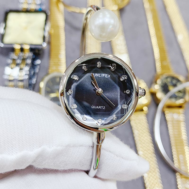 SUNLIFEX Sieviešu pulkstenis ar pērļu rokassprādzi, taisnstūra ciparnīca, kvarca mehānisms, ūdensizturība 10 m, modelis Slf250610002