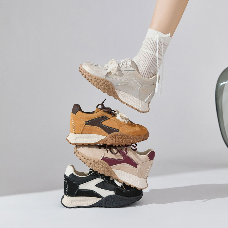 Sieviešu platformas treniņapavi — Slēpts 7 cm pacēlums, augšējā daļa vidēji augsta virs potītes, Augšējā materiāla: cūku āda + sintētiskā āda + audums, Iekšējā zole: cūku āda + latekss, Zole: gumija