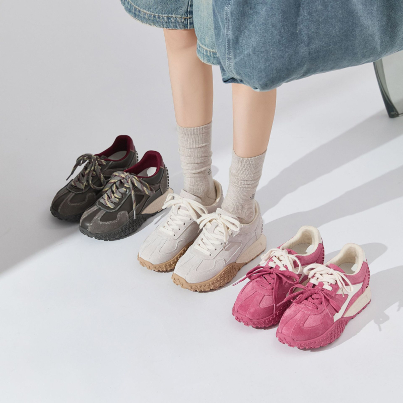 Sieviešu platformas treniņapavi — Slēpts 7 cm pacēlums, augšējā daļa vidēji augsta virs potītes, Augšējā materiāla: cūku āda + sintētiskā āda + audums, Iekšējā zole: cūku āda + latekss, Zole: gumija