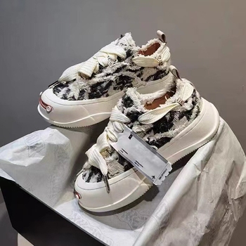 Unisex auduma kurpes ar zemu augšdaļu, priekšējā aizdare ar šņorēm, gumijas zole, bieza zole