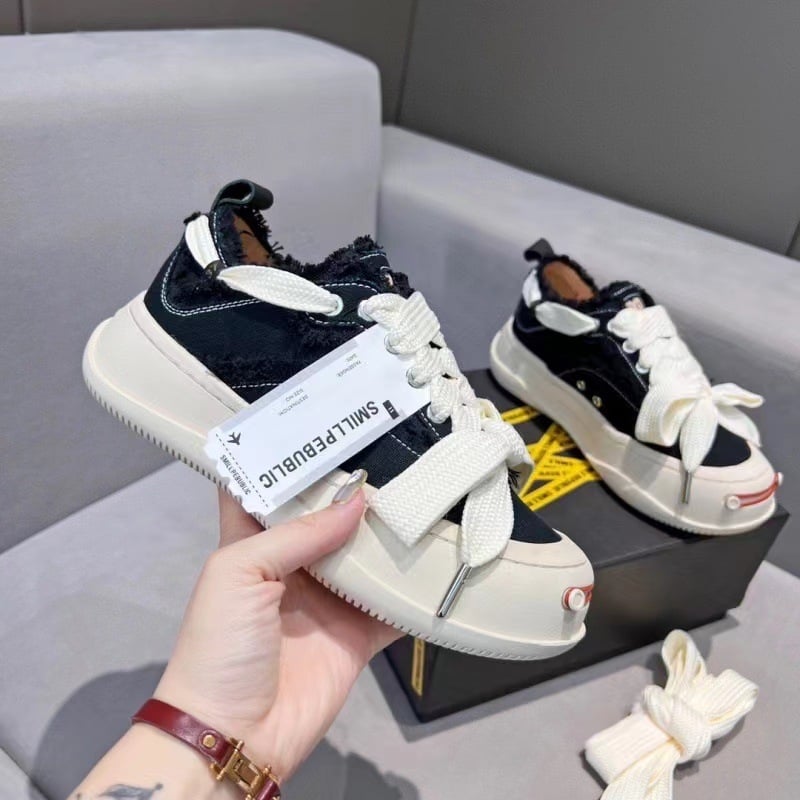 Unisex auduma kurpes ar zemu augšdaļu, priekšējā aizdare ar šņorēm, gumijas zole, bieza zole