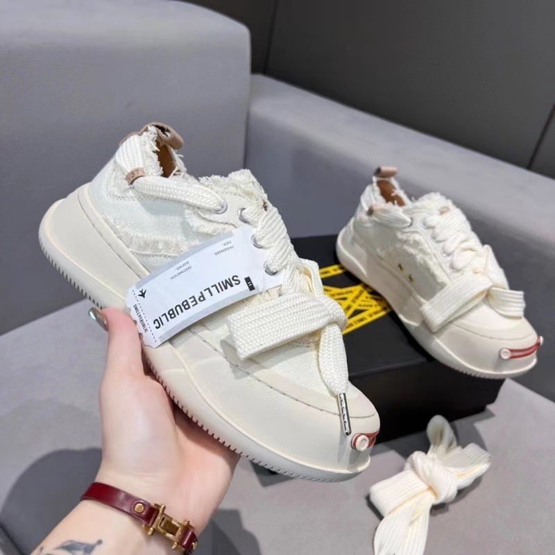 Unisex auduma kurpes ar zemu augšdaļu, priekšējā aizdare ar šņorēm, gumijas zole, bieza zole