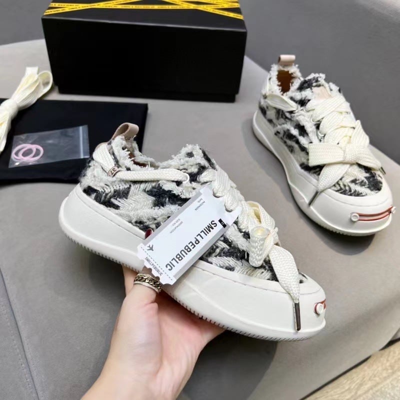 Unisex auduma kurpes ar zemu augšdaļu, priekšējā aizdare ar šņorēm, gumijas zole, bieza zole