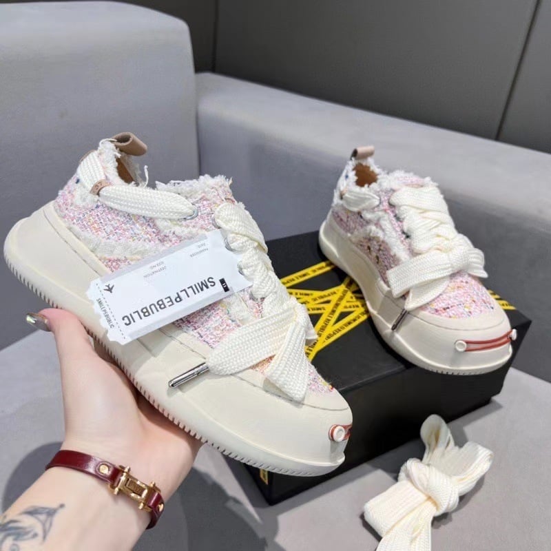 Unisex auduma kurpes ar zemu augšdaļu, priekšējā aizdare ar šņorēm, gumijas zole, bieza zole