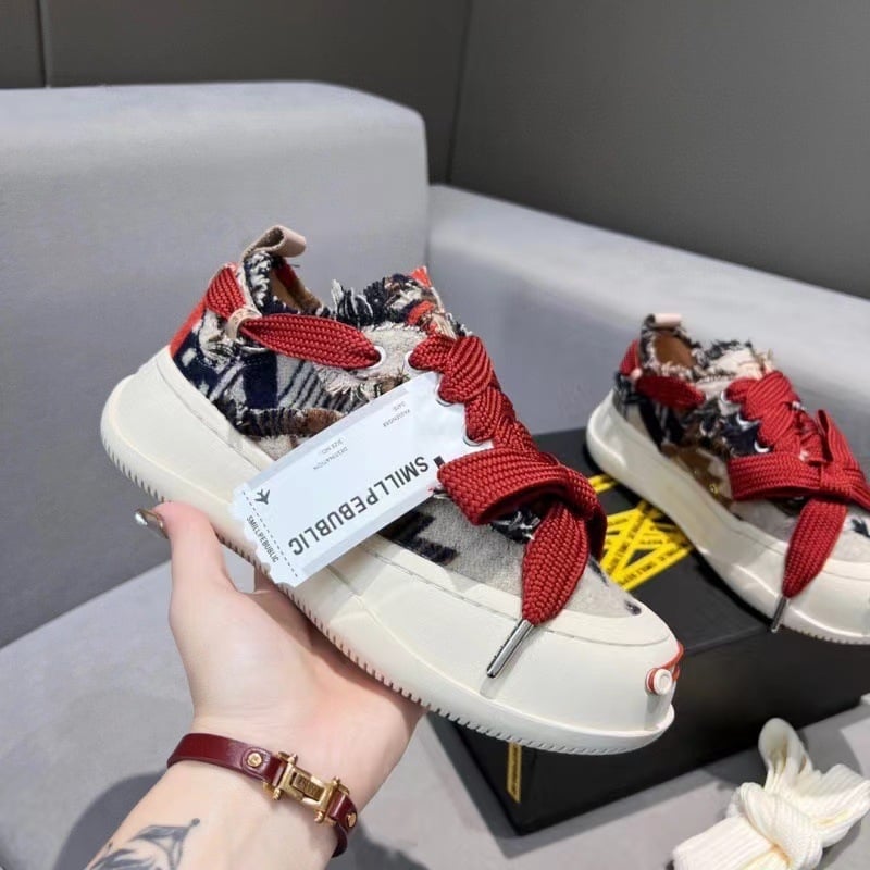 Unisex auduma kurpes ar zemu augšdaļu, priekšējā aizdare ar šņorēm, gumijas zole, bieza zole