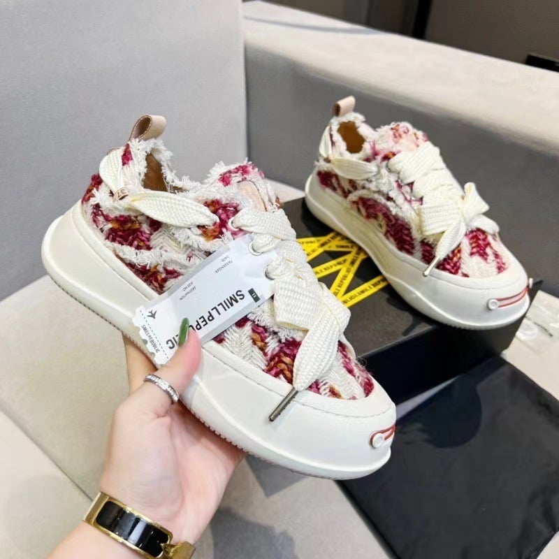 Unisex auduma kurpes ar zemu augšdaļu, priekšējā aizdare ar šņorēm, gumijas zole, bieza zole