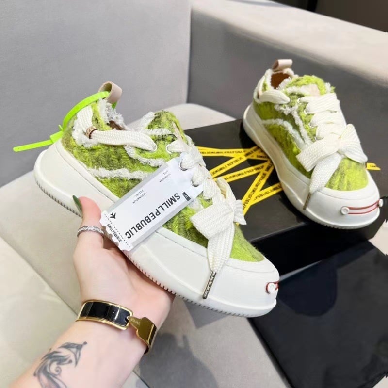 Unisex auduma kurpes ar zemu augšdaļu, priekšējā aizdare ar šņorēm, gumijas zole, bieza zole