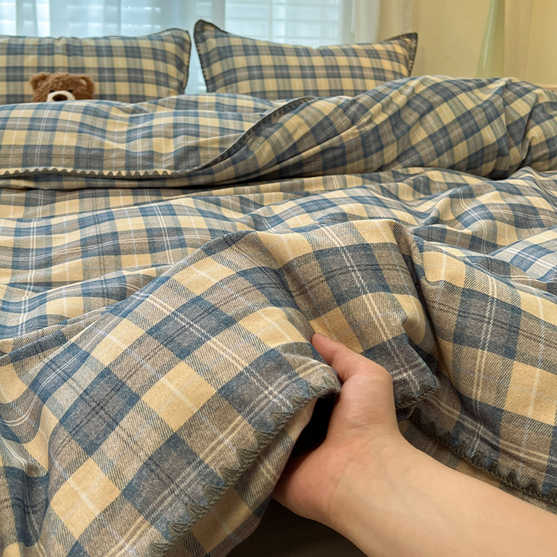 Cetverodijelni set posteljine od 100% pamuka s brušenom teksturom i rubom u obliku školjke, kategorija majka i dijete