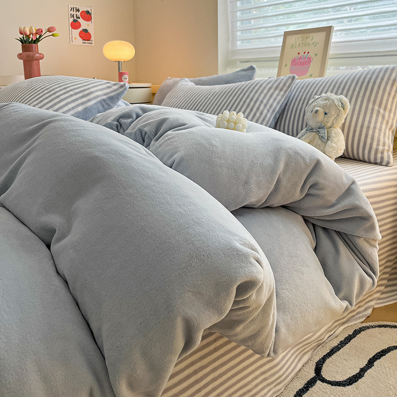 Piens velūra gultas pārklājs, vienkrāsains; audums: twill; druka un krāsošana: reaktīvā druka