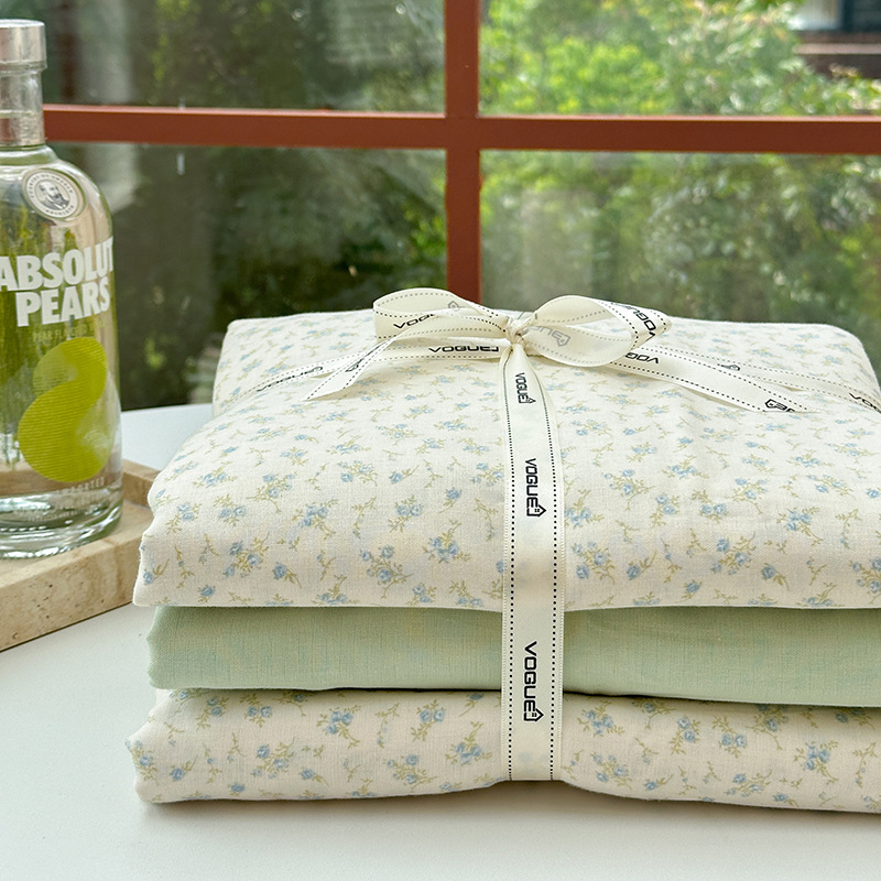 Divslāņu kokvilnas marlītes pārvalks segai – 100% kokvilna, reaktīvā drukāšana un krāsošana, ziedu raksts, četrgabala komplekts, svars 2000–2500 g