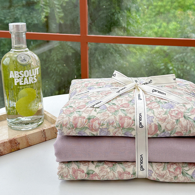 Divslāņu kokvilnas marlītes pārvalks segai – 100% kokvilna, reaktīvā drukāšana un krāsošana, ziedu raksts, četrgabala komplekts, svars 2000–2500 g