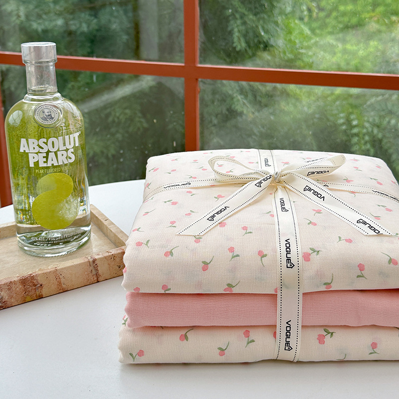 Divslāņu kokvilnas marlītes pārvalks segai – 100% kokvilna, reaktīvā drukāšana un krāsošana, ziedu raksts, četrgabala komplekts, svars 2000–2500 g