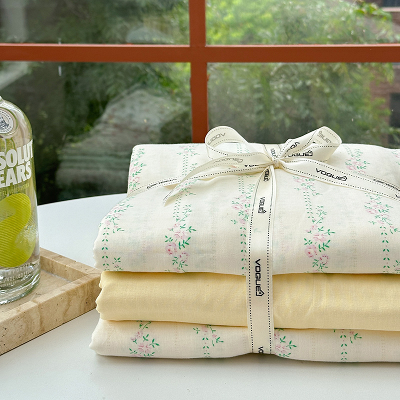 Divslāņu kokvilnas marlītes pārvalks segai – 100% kokvilna, reaktīvā drukāšana un krāsošana, ziedu raksts, četrgabala komplekts, svars 2000–2500 g