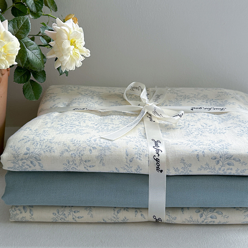 Divslāņu kokvilnas marlītes pārvalks segai – 100% kokvilna, reaktīvā drukāšana un krāsošana, ziedu raksts, četrgabala komplekts, svars 2000–2500 g